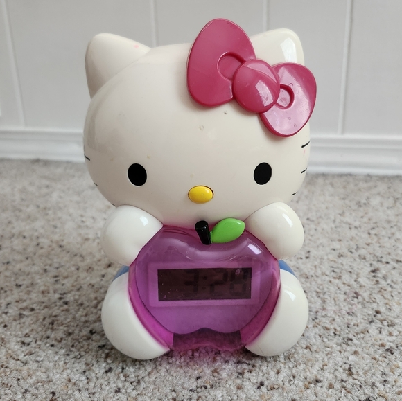 Hello Kitty digital clock - Picture 1 of 11